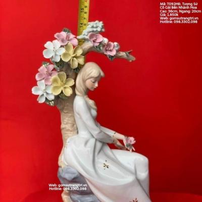 TƯỢNG SỨ CÔ GÁI BÊN NHÀNH HOA